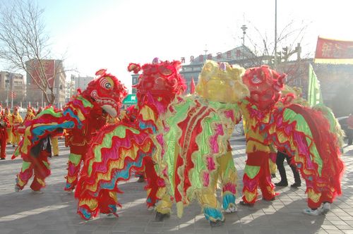 酒泉市2011年元宵节社火汇演期间，部分社火队来公司拜年
