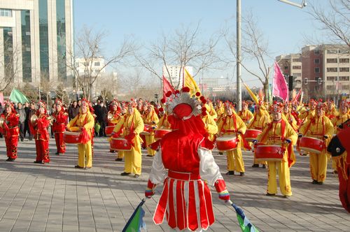 酒泉市2011年元宵节社火汇演期间，部分社火队来公司拜年
