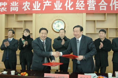 敦煌种业与巨龙农网公司签订农业产业化经营合作协议
