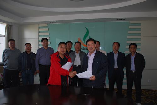 敦煌种业与黑龙江东方红农业科技开发公司举行玉米新品种转让签约仪式
