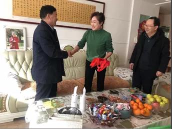 敦煌种业领导看望慰问公司老干部、老党员及困难党员职工