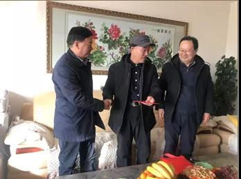 敦煌种业领导看望慰问公司老干部、老党员及困难党员职工